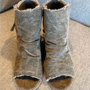 Very G Women's Textured Open-Toe Ankle Booties - Taupe